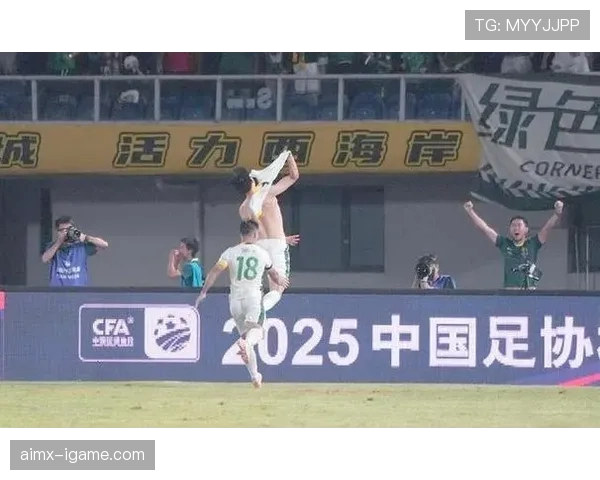 足球淘汰赛揭幕，强队激战抢夺晋级荣耀