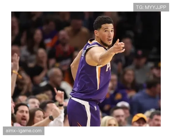 布克无球跑动制造错位，高效输出改变太阳进攻结构