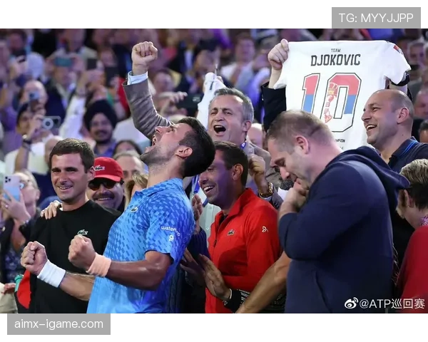 德约科维奇训练完顺手啃了块生菜，这自律我真看不懂