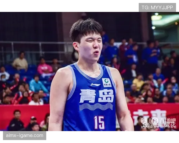 杨瀚森训练场上铁人，出了门立马变街头大叔？这反差也太让人笑喷了！