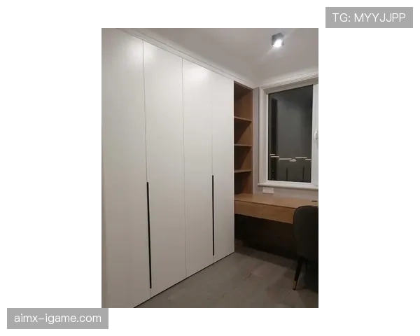 韦少衣柜又炸裂，那鞋至少得值我一个月房租吧？